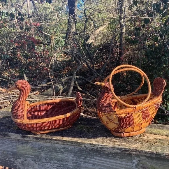 Two Vintage Chicken Baskets Wicker Home Decor - Picture 1 of 4